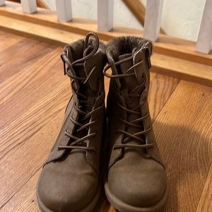 Girls tan boots size 3